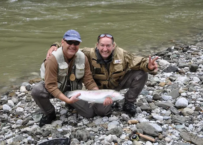 Pevc & Ob Savinji بيت شباب Ljubno